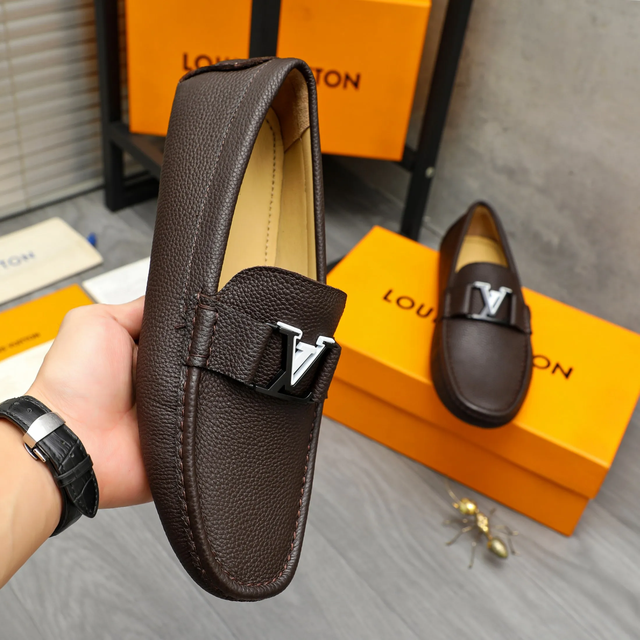 Men's shoes 💰420 Product trademark: LV "Louis Vuitton" casual slip-on shoes Regular size: 38-46 (45.46 custom-made, non-returnable) Product materials: Selected pebbled cowhide upper, sheepskin lining, original rubber outsole
